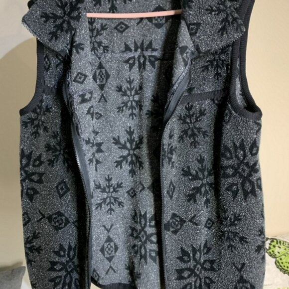UNIQUE Handmade Sleeveless Fleece Jacket - Picture 4 of 8